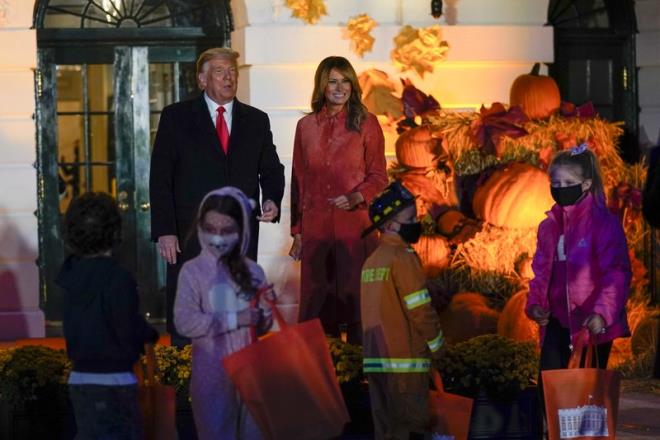 Vợ chồng ông Trump tổ chức tiệc Halloween tại Nhà Trắng bất chấp COVID-19 - 1