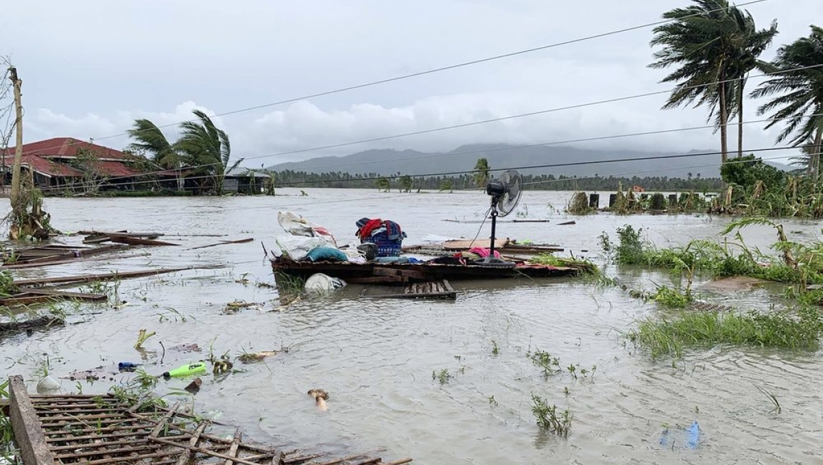 Nhiều khu vực của Philippines chìm trong biển nước khi bão Molave quét qua