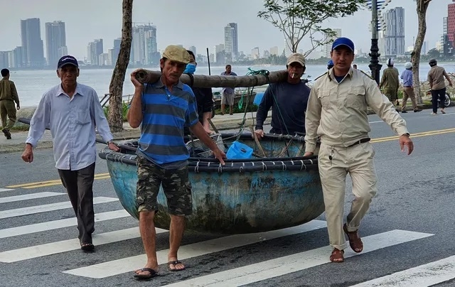 da nang yeu cau nguoi dan khong ra khoi nha tu 20 gio ngay 2710