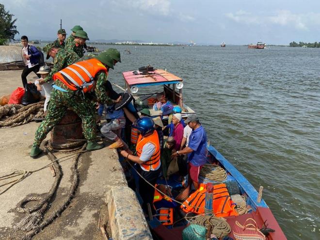 Quảng Nam, Quảng Ngãi di dời khẩn cấp hơn 11 vạn dân tránh bão số 9 - 1