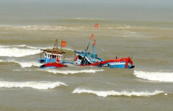 Điều 2 tàu Hải quân từ Cam Ranh tìm kiếm các tàu cá gặp nạn do bão số 9
