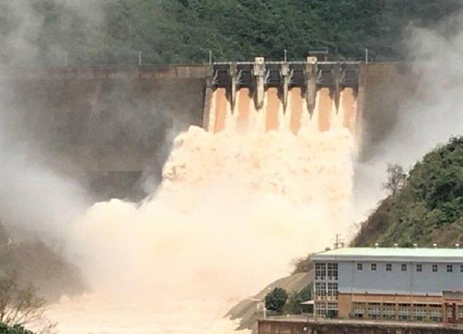 Hàng loạt hồ thủy điện, thủy lợi ở Nghệ An bắt đầu xả lũ - 1