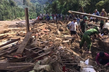 Đau thương bao trùm ngôi làng bị sạt lở núi chôn vùi trong nháy mắt