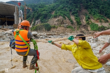 Công nhân thủy điện mắc kẹt được đưa qua sông