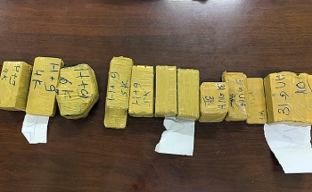 Cảnh sát vây bắt nhóm người chở 51 kg vàng lậu