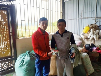 Phát hiện sổ tiết kiệm trong hàng cứu trợ, dân vùng lũ Hà Tĩnh tìm người trả lại