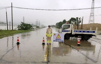 Quốc lộ 1A qua Hà Tĩnh ngập sâu