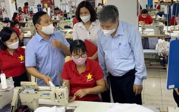Hà Nội: Tiền hỗ trợ từ quỹ bảo hiểm thất nghiệp bắt đầu chuyển vào tài khoản người lao động