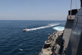 Iran điều xuồng cao tốc truy đuổi tàu Mỹ ở vùng Vịnh