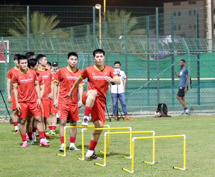 Bão đổ bộ Oman, tuyển Việt Nam tập trên mặt sân thiếu chất lượng - 1