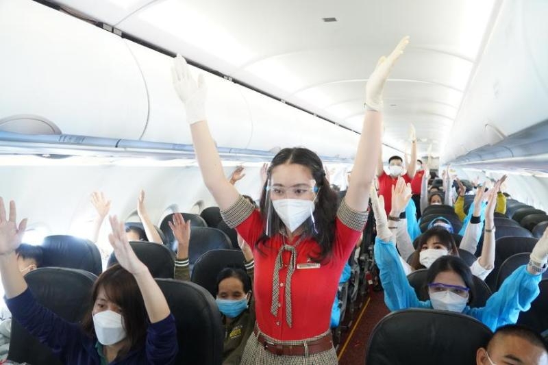Những chuyến bay đầu tiên sau giãn cách xã hội có gì mới?! Những chuyến bay đầu tiên từ TP.HCM của Vietjet Air có gì đặc biệt?!
