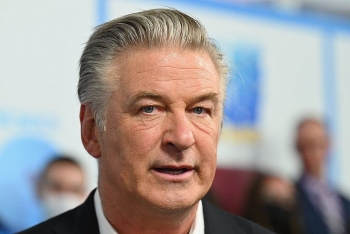 Tài tử Alec Baldwin bắn chết người trên phim trường