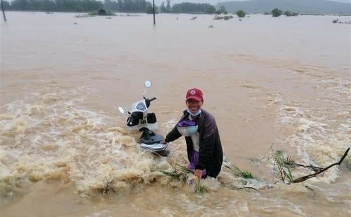 Mưa lớn, hàng loạt thuỷ điện và hồ chứa ở Thừa Thiên - Huế xả nước
