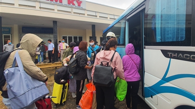 Đường sắt sạt lở do mưa lớn, hơn 600 hành khách kẹt tại Quảng Nam, Quảng Ngãi