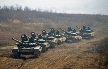 Rộ tin Nga đưa xe tăng, binh sĩ áp sát biên giới Ukraine