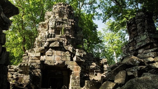 ngoi den bi an lau doi hon ca angkor wat o campuchia