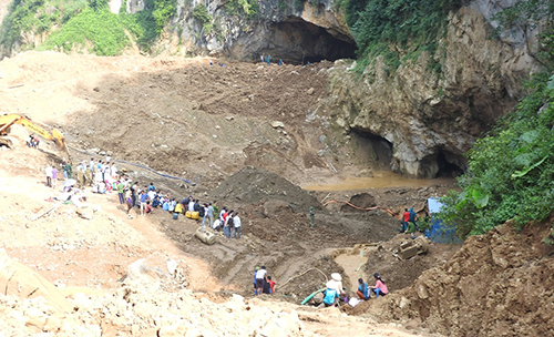 hoa binh huy dong hon 100 nguoi cuu ho hai phu vang mac ket trong hang