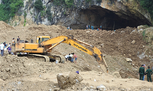 hoa binh huy dong hon 100 nguoi cuu ho hai phu vang mac ket trong hang