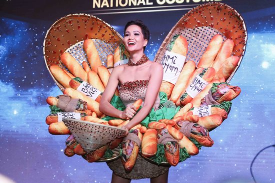 tranh cai trang phuc dan toc co ban banh mi cua hhen nie