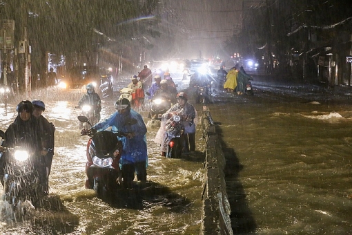 nhieu nguoi nga nhao tren duong menh mong nuoc o sai gon