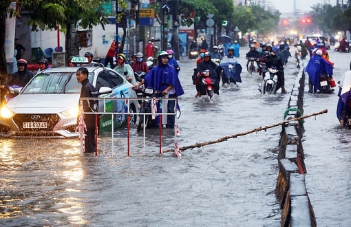 nhieu nguoi nga nhao tren duong menh mong nuoc o sai gon