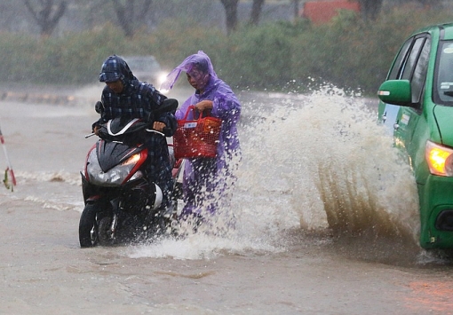 nhieu nguoi nga nhao tren duong menh mong nuoc o sai gon