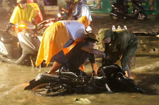 nhieu nguoi nga nhao tren duong menh mong nuoc o sai gon