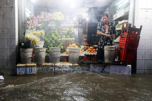 nhieu nguoi nga nhao tren duong menh mong nuoc o sai gon