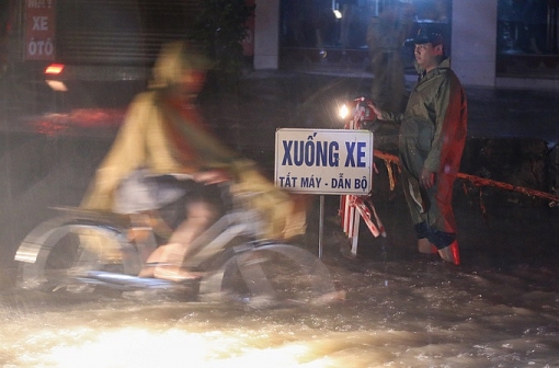 nhieu nguoi nga nhao tren duong menh mong nuoc o sai gon