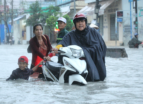 sai gon mua nhu trut nuoc cay do de nguoi tu vong