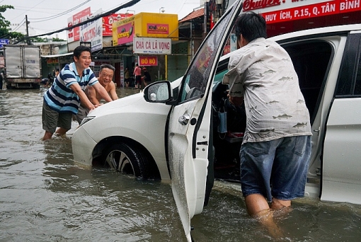 hang tram oto chet may tren duong ngap o sai gon