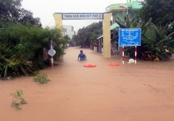 Nước lũ lên nhanh, người dân Nam Trung Bộ không kịp dời tài sản