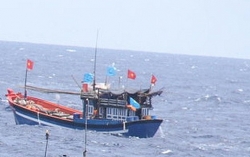 Hải quân cứu tàu cá Phú Yên cùng 6 ngư dân trôi dạt trên biển