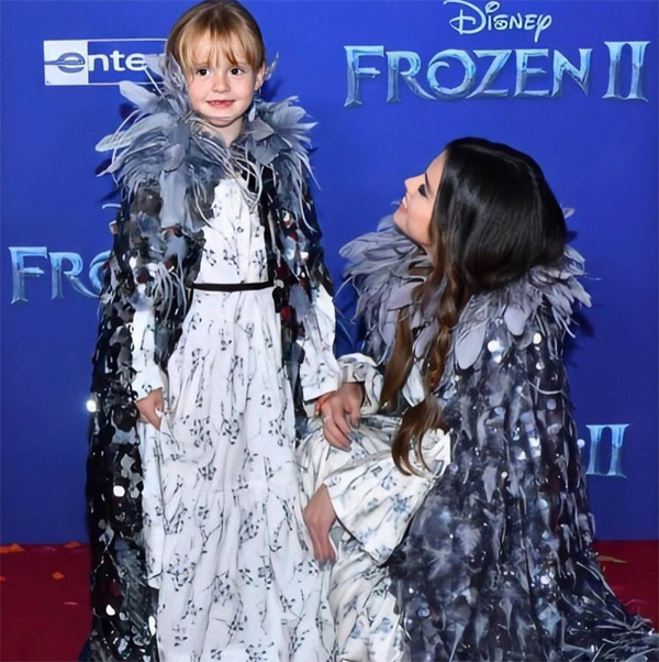 selena gomez cung em gai du ra mat frozen 2