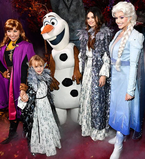 selena gomez cung em gai du ra mat frozen 2