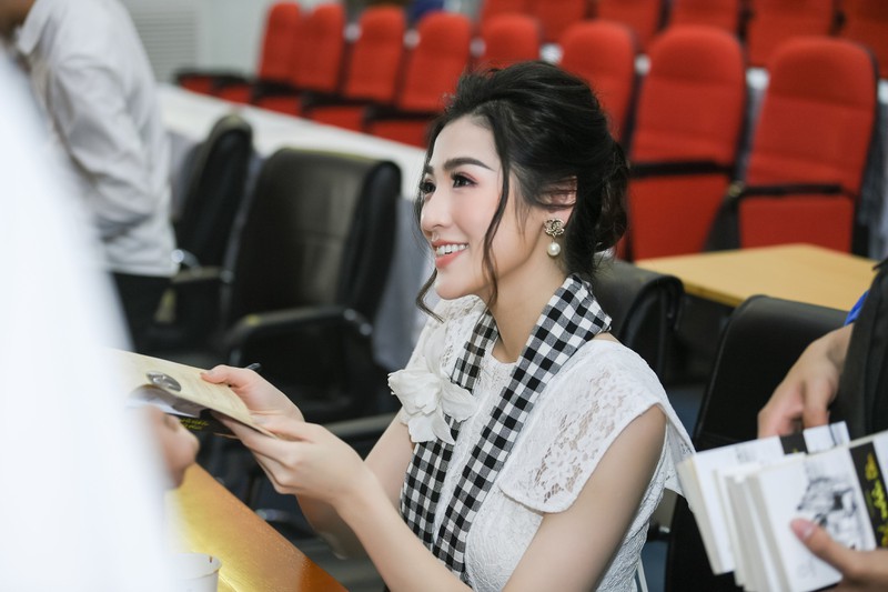 Á hậu Tú Anh đọ nhan sắc xinh đẹp với “tiểu tam” Lương Thanh a hau tu anh do nhan sac xinh dep voi tieu tam luong thanh