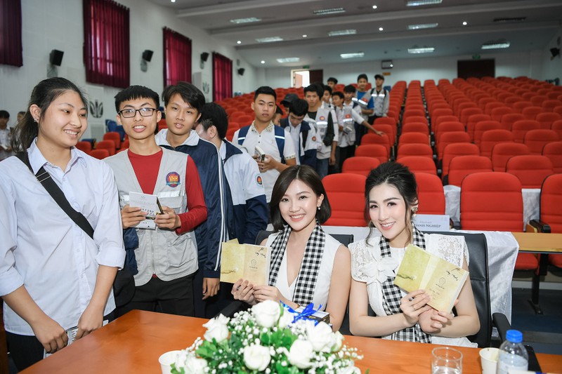 Á hậu Tú Anh đọ nhan sắc xinh đẹp với “tiểu tam” Lương Thanh a hau tu anh do nhan sac xinh dep voi tieu tam luong thanh