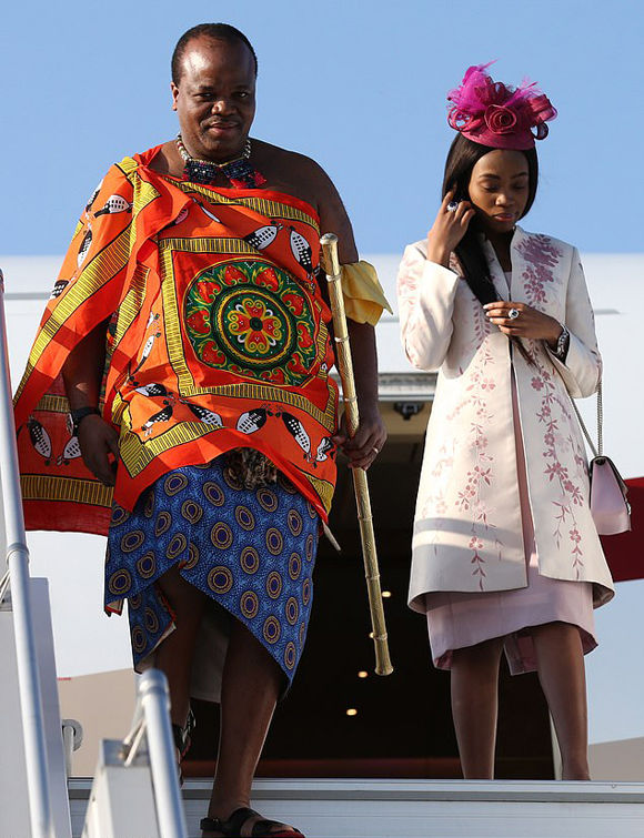 vua swaziland chi 17 trieu usd mua xe cho 14 vo