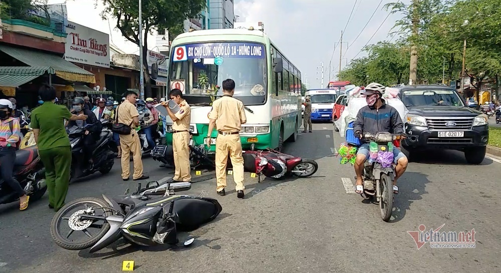 xe buyt tong 8 xe may tren pho sai gon nguoi vang tu tung