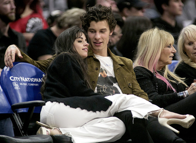 camila cabello va shawn mendes hon nhau giua pho