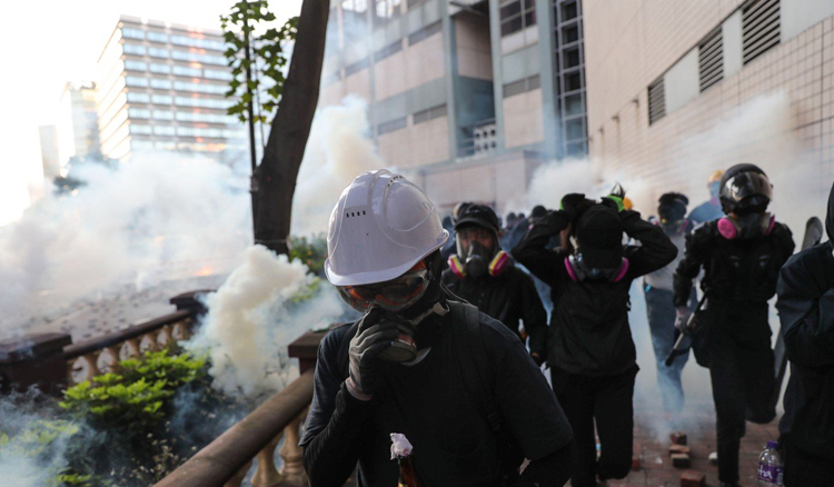 canh sat hong kong va nguoi bieu tinh doi dau o truong dai hoc