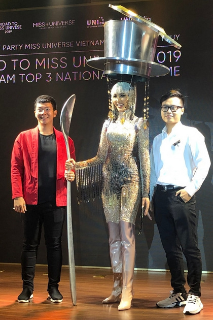 hoang thuy se mac vay ca phe phin o miss universe