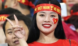 nu cdv ngat xiu giua tran dau cua ha noi fc