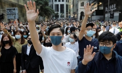 trump noi da ngan hong kong khoi bi xoa so trong 14 phut