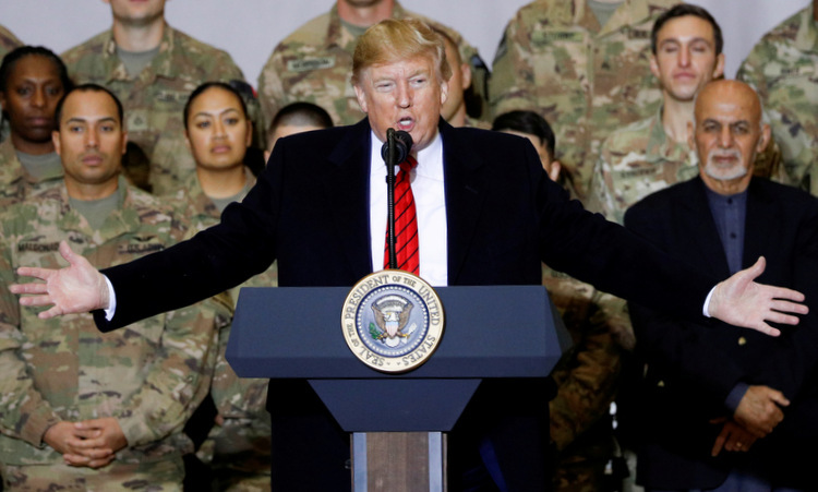 trump bat ngo den afghanistan