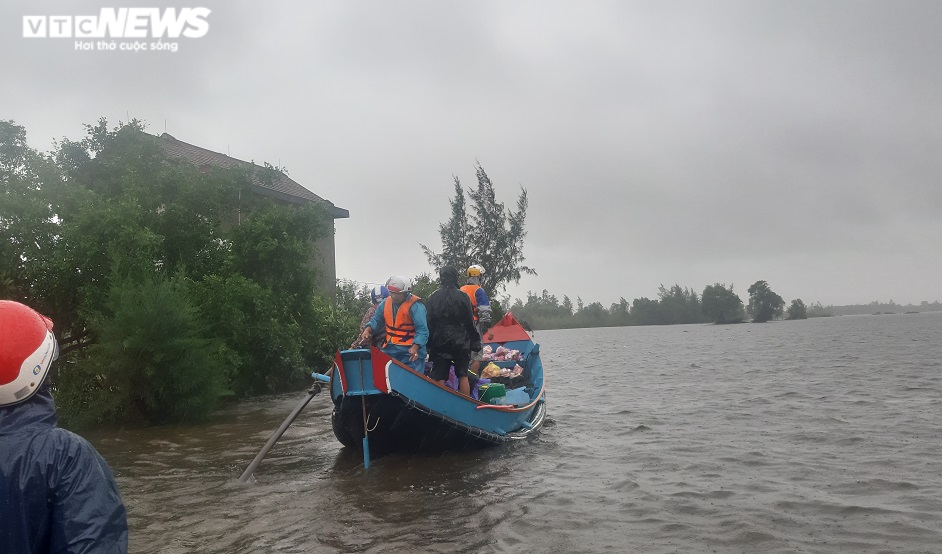 Những người hùng đưa thuyền bơ nan vào tâm lũ dữ cứu dân - 1