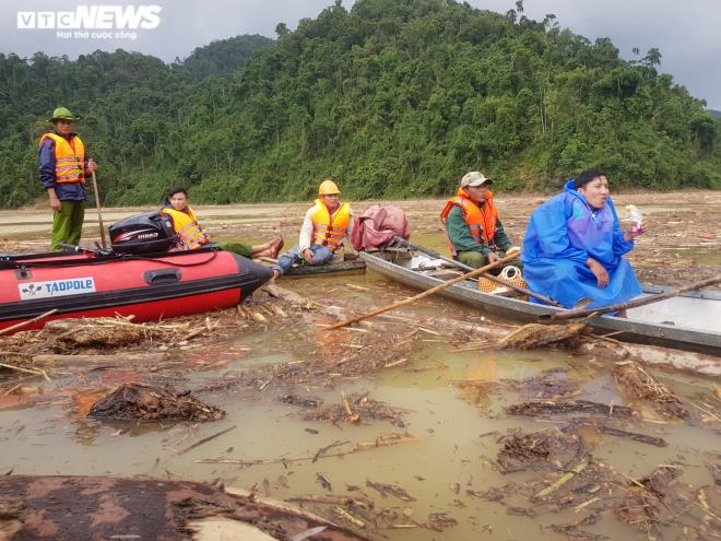 Sạt lở ở Trà Leng: Tạm dừng tìm kiếm nạn nhân mất tích trên sông - 2