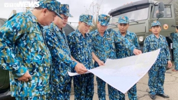 Trực thăng chở 1 tấn hàng cứu trợ tới các xã bị cô lập ở Phước Sơn, Quảng Nam