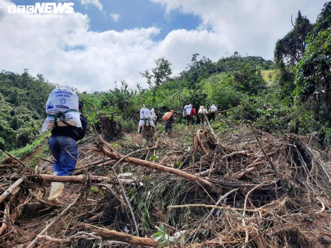 Quảng Nam: Dân quân gùi hàng, vượt núi hiểm trở cứu trợ dân bị cô lập sau bão - 3