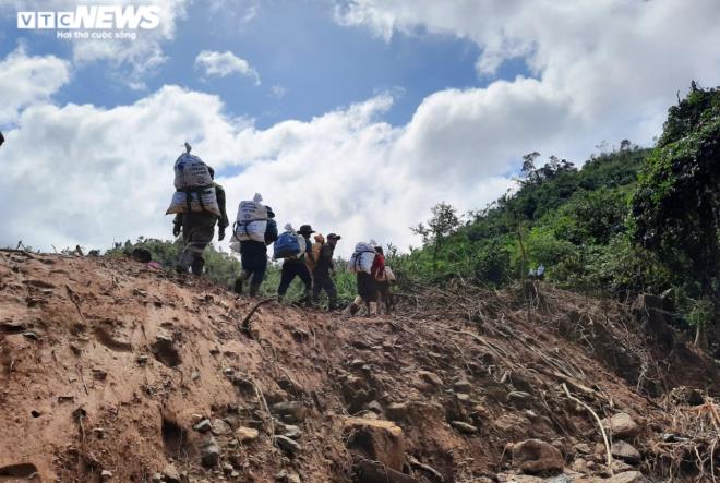 Quảng Nam: Dân quân gùi hàng, vượt núi hiểm trở cứu trợ dân bị cô lập sau bão - 4